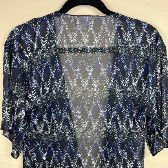 NEW SMALL LULAROE BLUE WHITE SHRUG SHAWL FRINGE ACCENT BOHEMIAN BOHO KIMONO - Picture 6 of 9